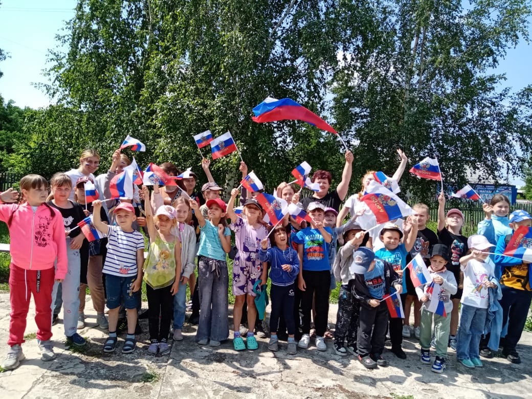 День прошел под девизом: "Рисуют все!". В пришкольном лагере "ПРО-ДЕТСТВО".